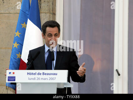 Ausgehende der französische Innenminister Nicolas Sarkozy liefert eine Rede vor der Übergabe an das Innenministerium in Paris, 26. März 2007. Der konservative Kandidat von seinem Job trat auf seinen Wahlkampf zu konzentrieren. (UPI Foto/Eco Clement) Stockfoto