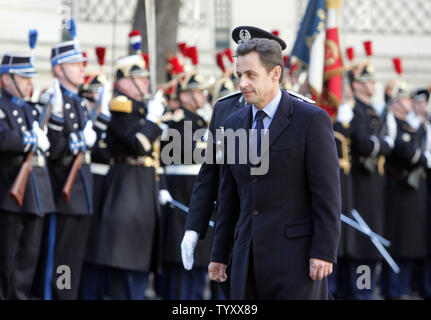 Ausgehende der französische Innenminister Nicolas Sarkozy Bewertungen der Ehrenwache vor der Übergabe an das Innenministerium in Paris, 26. März 2007. Der konservative Kandidat von seinem Job trat auf seinen Wahlkampf zu konzentrieren. (UPI Foto/Eco Clement) Stockfoto