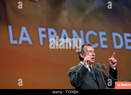 Der französische Präsidentschaftskandidat Francois Bayrou, Adressen Aktivisten seiner Partei der Mitte während einer Kundgebung in Paris am 18. April 2007. Segolene Royal, die sozialistische Kandidatin, ging eine Allianz mit Bayrou in einer möglichen Stichwahl gegen Spitzenreiter Nicolas Sarkozy zu regieren. (UPI Foto/Eco Clement) Stockfoto