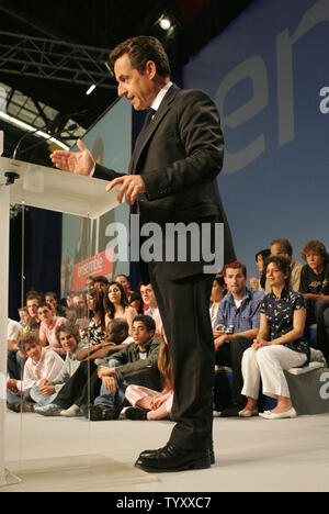 Konservativen Präsidentschaftskandidaten Nicolas Sarkozy spricht Unterstützer während einer Sitzung im zentral-östlichen Stadt Dijon, einen Tag nach der ersten Runde der Wahlen, 23. April 2007. (UPI Foto/Eco Clement) Stockfoto