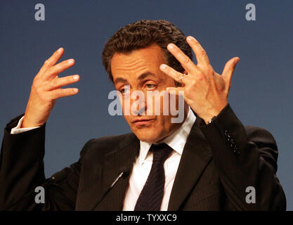 Konservativen Präsidentschaftskandidaten Nicolas Sarkozy spricht Unterstützer während einer Sitzung im zentral-östlichen Stadt Dijon, einen Tag nach der ersten Runde der Wahlen, 23. April 2007. (UPI Foto/Eco Clement) Stockfoto