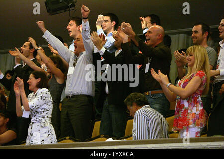 Anhänger der konservativen Präsidentschaftskandidaten Nicolas Sarkozy anfeuern Nach der Bekanntgabe der Ergebnisse der ersten Runde der Wahlen in Paris, den 22. April 2007. Ein dramatischer Anstieg der französischen Wähler hungrig für Veränderungen am Sonntag fegte rightwinger Nicolas Sarkozy und sozialistische Segolene Royal in der Stichwahl für die Präsidentschaft. (UPI Foto/Eco Clement) Stockfoto