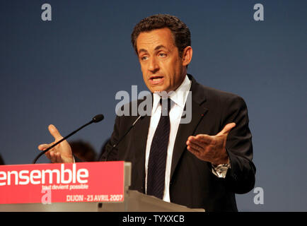 Konservativen Präsidentschaftskandidaten Nicolas Sarkozy spricht Unterstützer während einer Sitzung im zentral-östlichen Stadt Dijon, einen Tag nach der ersten Runde der Wahlen, 23. April 2007. (UPI Foto/Eco Clement) Stockfoto