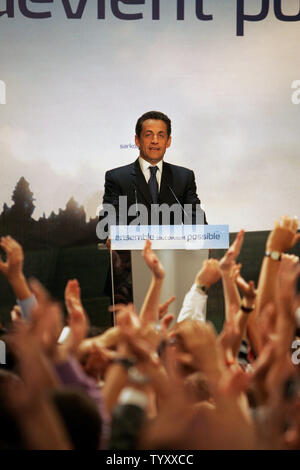 Konservativen Präsidentschaftskandidaten Nicolas Sarkozy wird von Fans nach der Bekanntgabe der Ergebnisse der ersten Runde der Wahlen in Paris, den 22. April 2007 zugejubelt. Ein dramatischer Anstieg der französischen Wähler hungrig für Veränderungen am Sonntag fegte rightwinger Nicolas Sarkozy und sozialistische Segolene Royal in der Stichwahl für die Präsidentschaft. (UPI Foto/Eco Clement) Stockfoto