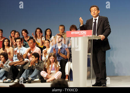 Konservativen Präsidentschaftskandidaten Nicolas Sarkozy spricht Unterstützer während einer Sitzung im zentral-östlichen Stadt Dijon, einen Tag nach der ersten Runde der Wahlen, 23. April 2007. (UPI Foto/Eco Clement) Stockfoto