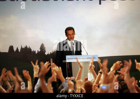 Konservativen Präsidentschaftskandidaten Nicolas Sarkozy wird von Fans nach der Bekanntgabe der Ergebnisse der ersten Runde der Wahlen in Paris, den 22. April 2007 zugejubelt. Ein dramatischer Anstieg der französischen Wähler hungrig für Veränderungen am Sonntag fegte rightwinger Nicolas Sarkozy und sozialistische Segolene Royal in der Stichwahl für die Präsidentschaft. (UPI Foto/Eco Clement) Stockfoto