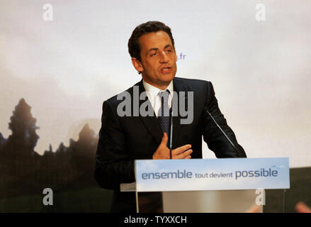 Konservativen Präsidentschaftskandidaten Nicolas Sarkozy spricht Anhänger nach der Bekanntgabe der Ergebnisse der ersten Runde der Wahlen in Paris, den 22. April 2007. Ein dramatischer Anstieg der französischen Wähler hungrig für Veränderungen am Sonntag fegte rightwinger Nicolas Sarkozy und sozialistische Segolene Royal in der Stichwahl für die Präsidentschaft. (UPI Foto/Eco Clement) Stockfoto