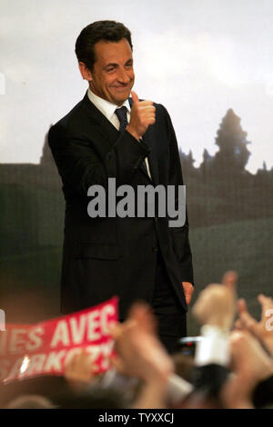 Konservativen Präsidentschaftskandidaten Nicolas Sarkozy Gesten an die Fans nach der Bekanntgabe der Ergebnisse der ersten Runde der Wahlen in Paris, den 22. April 2007. Ein dramatischer Anstieg der französischen Wähler hungrig für Veränderungen am Sonntag fegte rightwinger Nicolas Sarkozy und sozialistische Segolene Royal in der Stichwahl für die Präsidentschaft. (UPI Foto/Eco Clement) Stockfoto