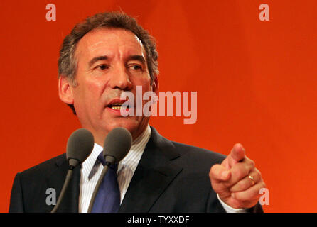 Zentristischen Kandidaten François Bayrou spricht auf einer Pressekonferenz in Paris am 25. April 2007. Dritten Platz Kandidat Bayrou weigerte sich, zu einem der beiden verbleibenden Kämpfer für die französische Präsidentschaft unterstützen, seine Chance, die zu königsmacher im Rennen zwischen dem Konservativen Nicolas Sarkozy und der sozialistische Segolene Royal aufgeben. (UPI Foto/Eco Clement) Stockfoto