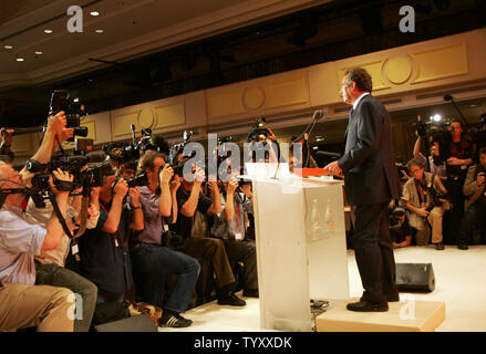 Zentristischen Kandidaten François Bayrou spricht auf einer Pressekonferenz in Paris am 25. April 2007. Dritten Platz Kandidat Bayrou weigerte sich, zu einem der beiden verbleibenden Kämpfer für die französische Präsidentschaft unterstützen, seine Chance, die zu königsmacher im Rennen zwischen dem Konservativen Nicolas Sarkozy und der sozialistische Segolene Royal aufgeben. (UPI Foto/Eco Clement) Stockfoto