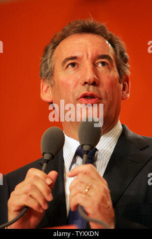 Zentristischen Kandidaten François Bayrou spricht auf einer Pressekonferenz in Paris am 25. April 2007. Dritten Platz Kandidat Bayrou weigerte sich, zu einem der beiden verbleibenden Kämpfer für die französische Präsidentschaft unterstützen, seine Chance, die zu königsmacher im Rennen zwischen dem Konservativen Nicolas Sarkozy und der sozialistische Segolene Royal aufgeben. (UPI Foto/Eco Clement) Stockfoto