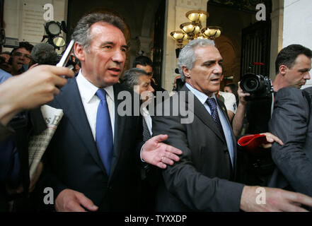 Zentristischen Kandidaten François Bayrou Blätter auf einer Pressekonferenz in Paris am 25. April 2007. Dritten Platz Kandidat Bayrou weigerte sich, zu einem der beiden verbleibenden Kämpfer für die französische Präsidentschaft unterstützen, seine Chance, die zu königsmacher im Rennen zwischen dem Konservativen Nicolas Sarkozy und der sozialistische Segolene Royal aufgeben. (UPI Foto/Eco Clement) Stockfoto