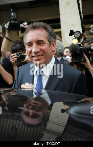 Zentristischen Kandidaten François Bayrou Blätter auf einer Pressekonferenz in Paris am 25. April 2007. Dritten Platz Kandidat Bayrou weigerte sich, zu einem der beiden verbleibenden Kämpfer für die französische Präsidentschaft unterstützen, seine Chance, die zu königsmacher im Rennen zwischen dem Konservativen Nicolas Sarkozy und der sozialistische Segolene Royal aufgeben. (UPI Foto/Eco Clement) Stockfoto