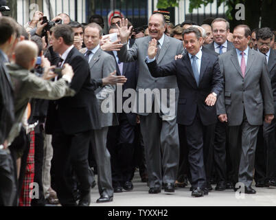 Scheidenden französischen Präsidenten Jacques Chirac (L) und designierte Präsident Nicolas Sarkozy wave, Gratulanten, wie Sie ankommen eine Zeremonie, die Opfer der Sklaverei zu gedenken und die Abschaffung des Sklavenhandels, im Jardin du Luxembourg in Paris, 10. Mai 2007 teilnehmen. Sowohl Chirac und Sarkozy führte die enthüllungsfeier von Fabrice Hyber Denkmal: "Den Ruf, das geschrieben, "in ihrer ersten Sitzung seit Sarkozys Sieg in der Präsidentschaftswahl. (UPI Foto/Eco Clement) Stockfoto