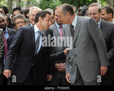 Frankreichs Präsident Jacques Chirac (R) und der designierte Präsident Nicolas Sarkozy eine Zeremonie, die Opfer der Sklaverei zu gedenken und die Abschaffung des Sklavenhandels teilnehmen, am Jardin du Luxembourg in Paris, 10. Mai 2007. Sowohl Chirac und Sarkozy führte die enthüllungsfeier von Fabrice Hyber Denkmal: "Den Ruf, das geschrieben, "in ihrer ersten Sitzung seit Sarkozys Sieg in der Präsidentschaftswahl. (UPI Foto/Eco Clement) Stockfoto