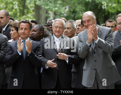 Der französische Präsident Nicolas Sarkozy (L), Senatspräsident Christian Poncelet (C) und der scheidende Präsident Jacques Chirac an einer Zeremonie zum Gedenken an die Opfer der Sklaverei und der Abschaffung des Sklavenhandels, im Jardin du Luxembourg in Paris, 10. Mai 2007. Sowohl Chirac und Sarkozy führte die enthüllungsfeier von Fabrice Hyber Denkmal: "Den Ruf, das geschrieben, "in ihrer ersten Sitzung seit Sarkozys Sieg in der Präsidentschaftswahl. (UPI Foto/Eco Clement) Stockfoto