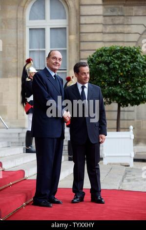 Der französische Präsident Jacques Chirac (L) begrüßt seinen Nachfolger Nicolas Sarkozy nach seiner Ankunft im Elysee-palast für die formelle Übergabe der Macht Zeremonie, am 16. Mai 2007 in Paris. Eine neue Ära in Frankreich eröffnet wie Sarkozy übernahm als Präsident von Chirac. (UPI Foto/William Alix) Stockfoto