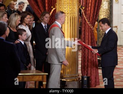 Frankreichs neuer Präsident Nicolas Sarkozy (R) bei der Übergabe mit dem früheren Präsidenten Jacques Chirac, im Elysee-palast in Paris, 16. Mai 2007. Von links, Nicolas Sarkozys Sohn Jean, seine Schritt-Töchter judith Martin und Jeanne-Marie Martin, seinen Sohn Louis Sarkozy, seine Frau Cecilia Sarkozy und sein Sohn Pierre Sarkozy hören. (UPI Foto/William Alix) Stockfoto