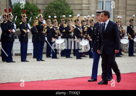 Der gewählte Präsident Nicolas Sarkozy trifft im Elysee Palast für die formelle Übergabe der Macht Zeremonie am 16. Mai 2007 in Paris. Eine neue Ära in Frankreich eröffnet wie Sarkozy übernahm als Präsident von Chirac. (UPI Foto/William Alix) Stockfoto