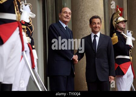 Der französische Präsident Jacques Chirac (L) begrüßt seinen Nachfolger Nicolas Sarkozy nach seiner Ankunft im Elysee-palast für die formelle Übergabe der Macht Zeremonie, 16. Mai 2007 in Paris. Eine neue Ära in Frankreich eröffnet wie Sarkozy übernahm als Präsident von Chirac. (UPI Foto/William Alix) Stockfoto