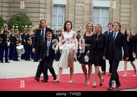 Neue französische Präsident Nicolas Sarkozy's Familie kommt an der Elysee Palace in Paris am 16. Mai 2007. Nicolas Sarkozy sein Amt als neuer Präsident von Frankreich am Mittwoch, Abschied winkend auf ausgehende Führer Jacques Chirac und vielversprechende schnell und entschlossen zu bewegen, die Nation auf eine neue Ära zu rüsten. Von links sind: seinem Sohn Jean Sarkozy, Präsident, der Frau Cecilia Sarkozy die Hand ihres Sohnes Louis Holding, zweite Straße links, und seiner Tochter Judith Martin, 4. links, handelt es sich um Schritt-Tochter Jeanne-Marie und sein Sohn Pierre. (UPI Foto/William Alix) Stockfoto