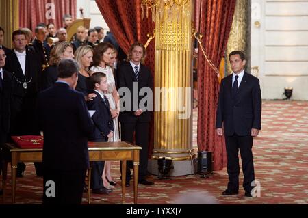 Frankreichs neuer Präsident Nicolas Sarkozy (R) bei der Übergabe mit dem früheren Präsidenten Jacques Chirac, im Elysee-palast in Paris, 16. Mai 2007. Von links, Nicolas Sarkozys Sohn Jean, seine Schritt-Töchter judith Martin und Jeanne-Marie Martin, seinen Sohn Louis Sarkozy, seine Frau Cecilia Sarkozy und sein Sohn Pierre Sarkozy hören. (UPI Foto/William Alix) Stockfoto