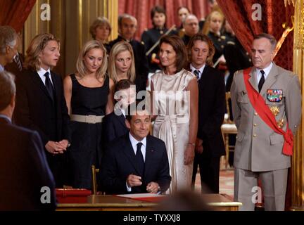 Frankreichs neuer Präsident Nicolas Sarkozy (VORNE) beteiligt sich an der Übergabe mit dem früheren Präsidenten Jacques Chirac, im Elysee-palast in Paris, 16. Mai 2007. Von links, Nicolas Sarkozys Sohn Jean, seine Schritt-Töchter judith Martin und Jeanne-Marie Martin, seinen Sohn Louis Sarkozy, seine Frau Cecilia Sarkozy und sein Sohn Pierre Sarkozy hören. (UPI Foto/William Alix) Stockfoto