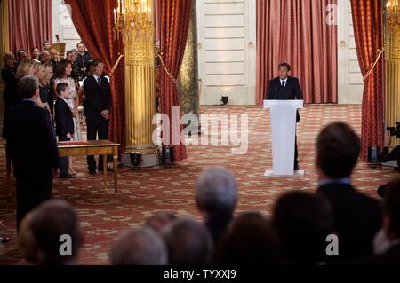 Frankreichs neuer Präsident Nicolas Sarkozy, rechts, während der Übergabe mit dem früheren Präsidenten Jacques Chirac, im Elysee-palast in Paris, 16. Mai 2007. Von links: Nicolas Sarkozys Sohn Jean, seine Schritt-Töchter judith Martin und Jeanne-Marie Martin, seinen Sohn Louis Sarkozy, seine Frau Cecilia Sarkozy und sein Sohn Pierre Sarkozy hören. (UPI Foto/William Alix) Stockfoto