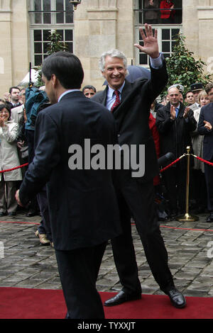Ausgehende Frankreichs Premier Dominique de Villepin Wellen, als er Matigon verlassen, dass der neue Premierminister Francois Fillon (L) nach einem Handover Zeremonie in Paris, am Donnerstag, den 17. Mai 2007. (UPI Foto/Eco Clement) Stockfoto