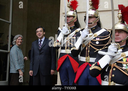 Frankreichs neuer Premierminister Francois Fillon und seine Frau Penelope (L) geben Sie Matignon nach Abschied von der scheidende Premier und seine Frau, am Ende einer Übergabe in Paris, am Donnerstag, den 17. Mai 2007. (UPI Foto/Eco Clement) Stockfoto