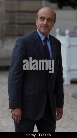 Der französische Minister für Umwelt und nachhaltige Entwicklung Alain Juppé kommt an der Elysee Palace das erste wöchentliche Kabinettssitzung der neu benannten Regierung in Paris am 18. Mai 2007 teilnehmen. (UPI Foto/William Alix) Stockfoto