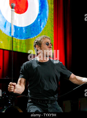 Roger Daltrey, Sänger der Band The Who, führt im Konzert in Bercy in Paris am 6. Juni 2007. (UPI Foto/David Silpa) Stockfoto