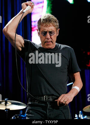 Roger Daltrey, Sänger der Band The Who, führt im Konzert in Bercy in Paris am 6. Juni 2007. (UPI Foto/David Silpa) Stockfoto