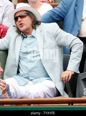 Ehemaliges Tennis star Ilie Nastase Uhren die Endrunde, die Übereinstimmung zwischen den Belgischen Justine Henin und Serbischen Ana Ivanovic bei den French Open in Roland Garros in Paris am 9. Juni 2007. Henin, der obere Samen, besiegte den 7.-seeded Ivanovic in gerade Sätze 6-1, 6-2 ihren dritten geraden French Open Meisterschaft zu gewinnen. (UPI Foto/David Silpa) Stockfoto