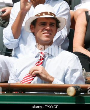 Der ehemalige französische öffnen Meister Gustavo Kuerten Uhren die Endrunde, die Übereinstimmung zwischen der Spanier Rafael Nadal und Roger Federer von der Schweiz bei den French Open in Roland Garros in Paris am 10. Juni 2007. Nadal, die Zahl 2 Samen, besiegte den gesäten Federer in vier Sätze 6-3, 4-6, 6-3, 6-4, seine dritte gerade French Open Meisterschaft zu gewinnen. (UPI Foto/David Silpa) Stockfoto