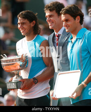 Der Spanier Rafael Nadal (L), ehemaliger französischer Meister öffnen Gustavo Kuerten und Roger Federer (R) der Schweiz stellen zusammen, nachdem die letzte Runde bei den French Open in Roland Garros in Paris am 10. Juni 2007. Nadal, die Zahl 2 Samen, besiegte den gesäten Federer in vier Sätze 6-3, 4-6, 6-3, 6-4, seine dritte gerade French Open Meisterschaft zu gewinnen. (UPI Foto/David Silpa) Stockfoto