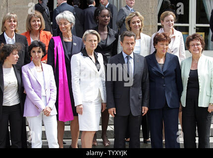 Der französische Präsident Nicolas Sarkozy (3R) stellt für eine Familie Bild mit weiblichen Mitgliedern seiner neuen Regierung Körper im Elysee-palast in Paris, 20. Juni 2007, nach ihrer ersten Kabinettssitzung. Von L bis R, erste Zeile: Junior Minister für Stadtentwicklung Fadela Amara, Justizministerin Rachida Dati, Innenminister Michele Alliot-Marie, Gesundheit, Jugend und Sport Minister Roselyne Bachelot-Narquin, Wohnungswesen und Stadtentwicklung Minister Christine Boutin; obere Reihe: Junior Minister für Solidarität Valerie Letard, Kultur und Kommunikation Christine Albanel, Minister für Wirtschaft, Finanzen und Beschäftigung Bayerns Stockfoto