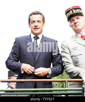 Der französische Präsident Nicolas Sarkozy (L), die von einem Offizier begleitet, leitet die jährliche Bastille Day Parade entlang der Avenue des Champs-Elysees in Paris am 14. Juli 2007. Zum ersten Mal in diesem Jahr die Parade inklusive militärischen Vertreter aus allen 27 Ländern der Europäischen Union. (UPI Foto/David Silpa) Stockfoto