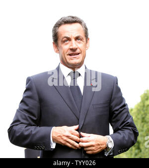 Der französische Präsident Nicolas Sarkozy leitet die jährliche Bastille Day Parade entlang der Avenue des Champs-Elysees in Paris am 14. Juli 2007. Zum ersten Mal in diesem Jahr die Parade inklusive militärischen Vertreter aus allen 27 Ländern der Europäischen Union. (UPI Foto/David Silpa) Stockfoto