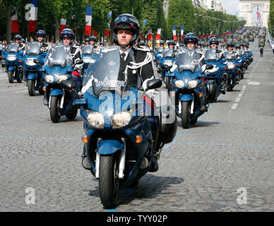 Französische Militärpolizei Fahrmotorräder entlang der Avenue des Champs-Elysees während der jährlichen Bastille Day Parade in Paris am 14. Juli 2007. Zum ersten Mal in diesem Jahr die Parade inklusive militärischen Vertreter aus allen 27 Ländern der Europäischen Union. (UPI Foto/David Silpa) Stockfoto