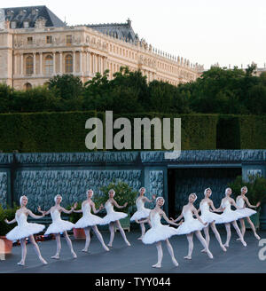 Tänzerinnen und Tänzer aus der English National Ballet während einer besonderen Präsentation der Wan-See' vor dem Schloss Versailles bei Paris am 25. Juli 2007. (UPI Foto/David Silpa) Stockfoto