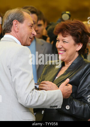 Pariser Bürgermeister Bertrand Delanoe (L) und der französischen Ministerin für Gesundheit, Jugend und Sport Roselyne Bachelot Warten auf den Abschluss der letzten Etappe der Tour de France in Paris am 29. Juli 2007. Die diesjährige Tour wurde durch den Spanier Alberto Contador der Discovery Channel Team gewonnen. (UPI Foto/David Silpa) Stockfoto