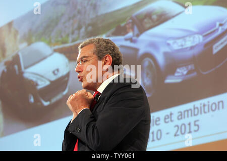 Vorsitzender von PSA Peugeot Citroen Christian Streiff Adressen Journalisten während einer Pressekonferenz in Paris am 4. September 2007. PSA Peugeot Citroen, zweite - Europas größter Autohersteller, sagte heute, daß es plant, seine operative Marge in drei Jahren zu verdoppeln und will der weltweit führende Anbieter von umweltfreundlicher Autos zu werden. (UPI Foto/Eco Clement) Stockfoto