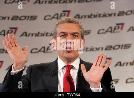 Vorsitzender von PSA Peugeot Citroen Christian Streiff Adressen Journalisten während einer Pressekonferenz in Paris am 4. September 2007. PSA Peugeot Citroen, zweite - Europas größter Autohersteller, sagte heute, daß es plant, seine operative Marge in drei Jahren zu verdoppeln und will der weltweit führende Anbieter von umweltfreundlicher Autos zu werden. (UPI Foto/Eco Clement) Stockfoto