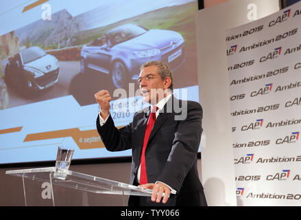 Vorsitzender von PSA Peugeot Citroen Christian Streiff Adressen Journalisten während einer Pressekonferenz in Paris am 4. September 2007. PSA Peugeot Citroen, zweite - Europas größter Autohersteller, sagte heute, daß es plant, seine operative Marge in drei Jahren zu verdoppeln und will der weltweit führende Anbieter von umweltfreundlicher Autos zu werden. (UPI Foto/Eco Clement) Stockfoto