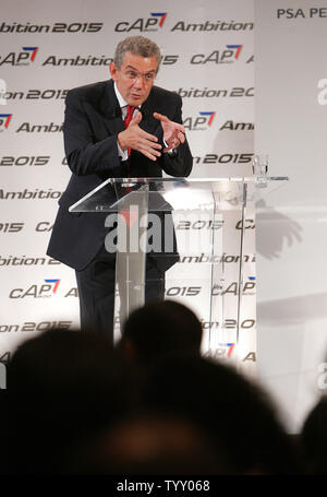 Vorsitzender von PSA Peugeot Citroen Christian Streiff Adressen Journalisten während einer Pressekonferenz in Paris am 4. September 2007. PSA Peugeot Citroen, zweite - Europas größter Autohersteller, sagte heute, daß es plant, seine operative Marge in drei Jahren zu verdoppeln und will der weltweit führende Anbieter von umweltfreundlicher Autos zu werden. (UPI Foto/Eco Clement) Stockfoto