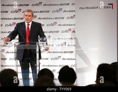 Vorsitzender von PSA Peugeot Citroen Christian Streiff Adressen Journalisten während einer Pressekonferenz in Paris am 4. September 2007. PSA Peugeot Citroen, zweite - Europas größter Autohersteller, sagte heute, daß es plant, seine operative Marge in drei Jahren zu verdoppeln und will der weltweit führende Anbieter von umweltfreundlicher Autos zu werden. (UPI Foto/Eco Clement) Stockfoto