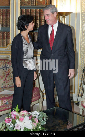 Der Direktor des US-amerikanischen Büro der Untersuchungen (FBI) Robert Muller (R) und die französische Justizministerin Rachida Dati treffen in ihrem Büro in Paris Freitag, 21. September 2007. Muller ist in Frankreich auf einem zweitägigen Besuch. (UPI Foto/Eco Clement) Stockfoto