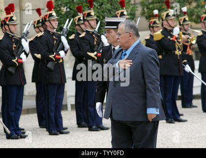 Irakischen Präsidenten Jalal Talabani Bewertungen die Ehrengarde bei der Ankunft im Elysee Palast in Paris, 17. Oktober 2007 mit seinem französischen Amtskollegen zu treffen. Talabani forderte die Türkei kein Angriff gegen kurdische Rebellen im Irak zu starten und sagte, dass die Regierung in Bagdad bereit war, mit Ankara und Washington zu arbeiten, um das Problem zu beheben. (UPI Foto/Eco Clement) Stockfoto