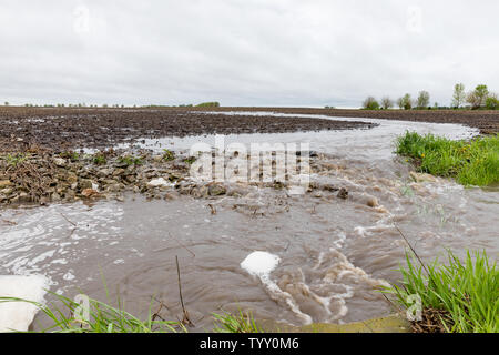 Schwere Regenfälle und Stürme im Mittelwesten haben Überschwemmungen verursacht von Feldern und Wasserabfluß zu Bodenerosion, Entwässerung, und Pflanzen Probleme Stockfoto